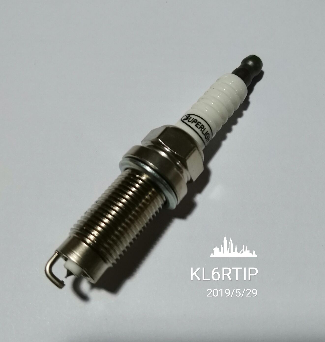 潍柴英致 英致727 2016款 1.5L 标准版(TNN4G15A) 超白光 KL6RTIP(M21) 火花塞 螺纹长度:28.5;螺纹直径:14;扳手尺寸:16;火花塞材质:铱铂金 