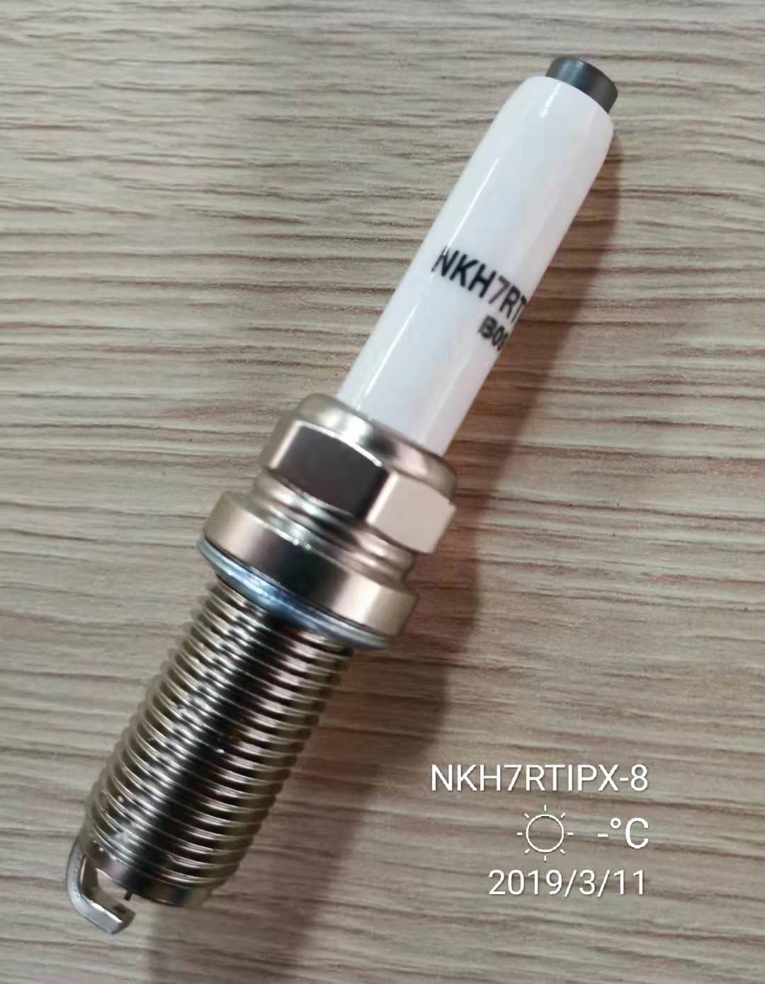 宾利 欧陆 2016款 4.0T GT V8 敞篷版 CMMC 元帅 NKH7RTIPX-8(M20) 火花塞 螺纹长度:26.5;螺纹直径:14;扳手尺寸:16;火花塞材质:铱铂金 